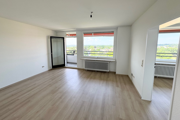 Blick ins unmöblierte Wohnzimmer