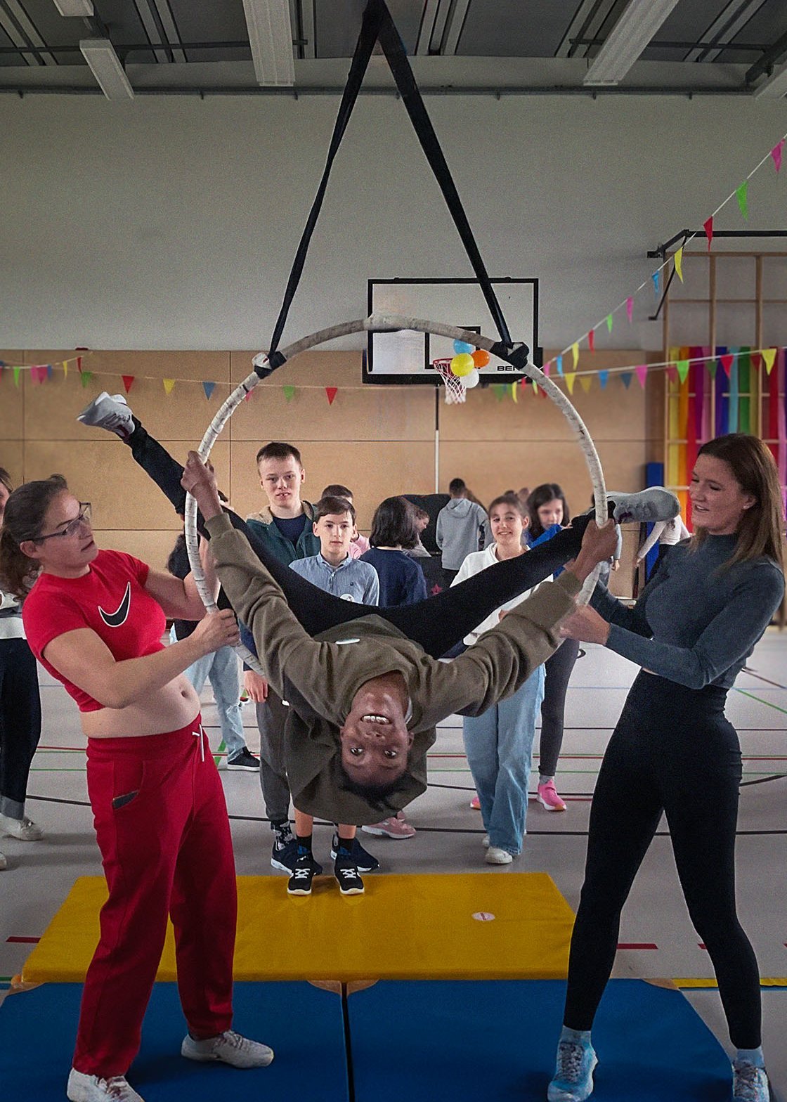 Kinder der Augustinum-Tagesstätte führen eine Zirkusnummer in ihrer Turnhalle vor