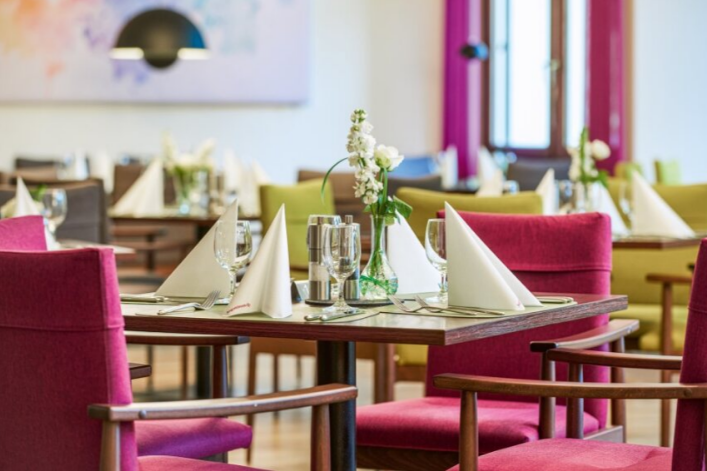 Gedeckte Tische in einem Restaurant