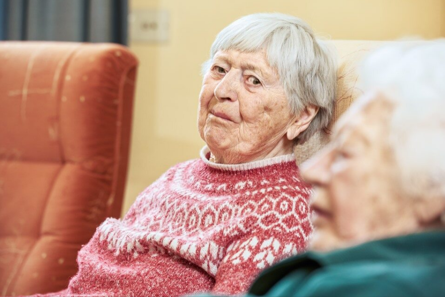 Porträtaufnahme einer Seniorin in einem Sessel 