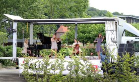 Salut Salon: Das Konzert vor dem Augustinum auf 3sat Salut Salon: Das Konzert vor dem Augustinum auf 3sat