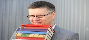 Stephan Schäfer mit Bücherstapel Stephan Schäfer mit Bücherstapel