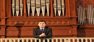 Prof. Dr. Michał Markuszewski vor einer Orgel