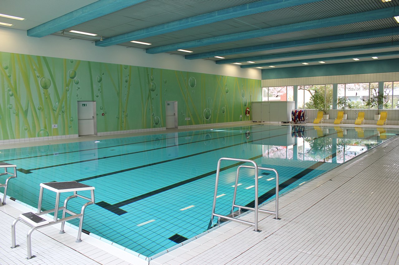 Das Schwimmbad im Augustinum Mölln mit seinem 25-m-Becken wird auch gern von der Nachbarschaft genutzt. 