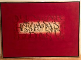 Rotes Gemälde mit Buchstaben in der Mitte