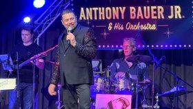 Sänger Anthony Bauer Jr. auf der Bühne des Augustinum Aumühle