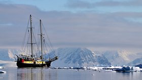 Foto von Segelschiff vor Eislandschaft
