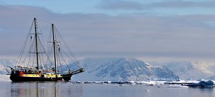 Foto von Segelschiff vor Eislandschaft