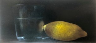 Ein Gemälde von Wasserglas und Zitrone