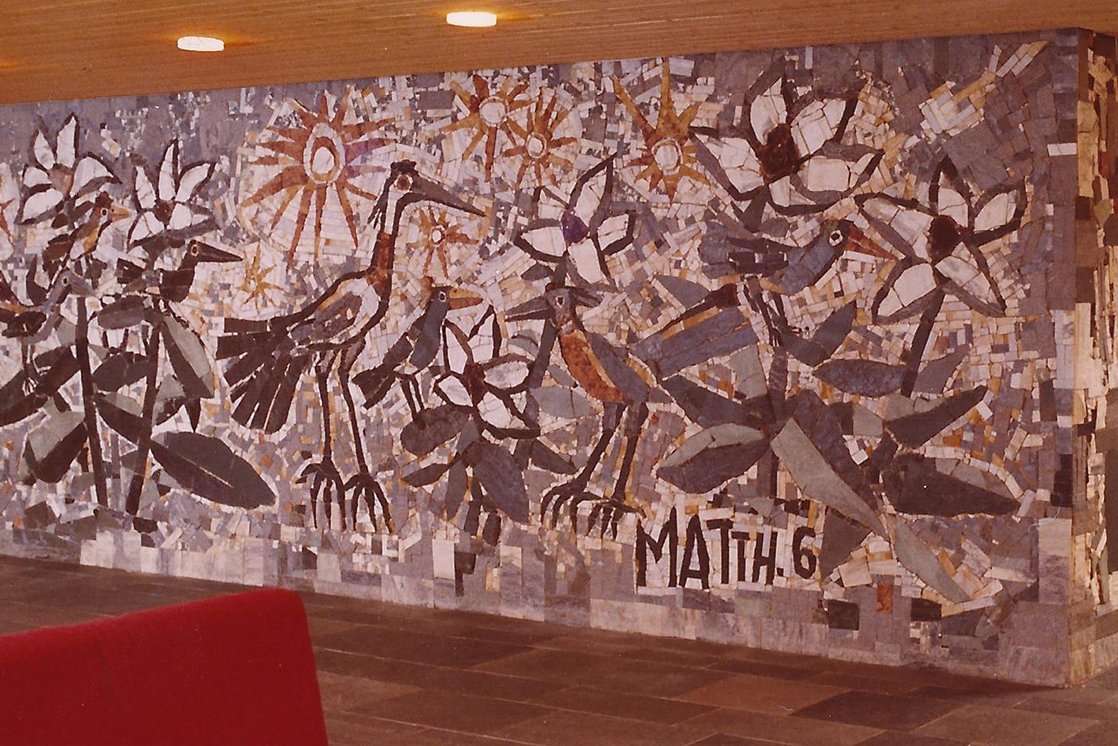 Die Augustinum Seniorenresidenzen pflegen seit jeher enge Beziehungen zu Künstler*innen aus der Region, das Mosaikbild stammt von Walter Habdank.