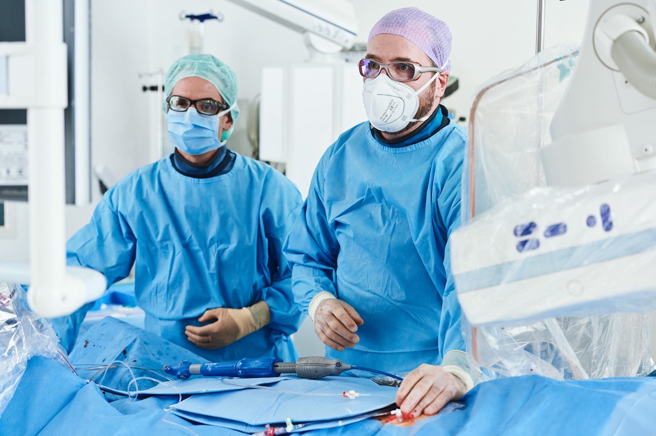 Implantation einer Aortenklappe Zwei Ärzte beim Einsetzen einer Aortenklappe