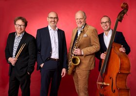 Frank Muschalle Trio mit Stephan Holstein vor roter Wand