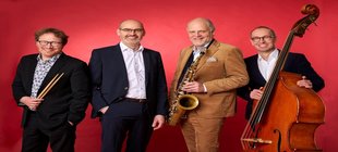 Frank Muschalle Trio mit Stephan Holstein vor roter Wand