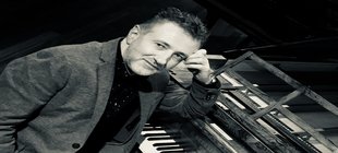 Mariusz Drzewicki am Klavier