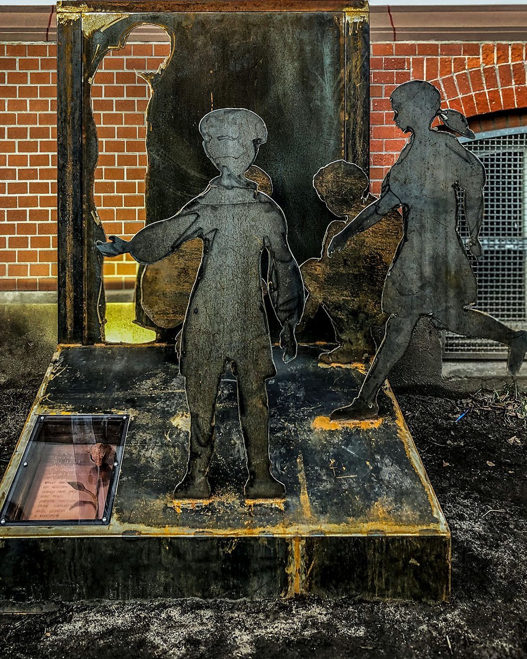 Das Denkmal am Bullenhuser Damm besteht aus Kinderfiguren aus Stahl 