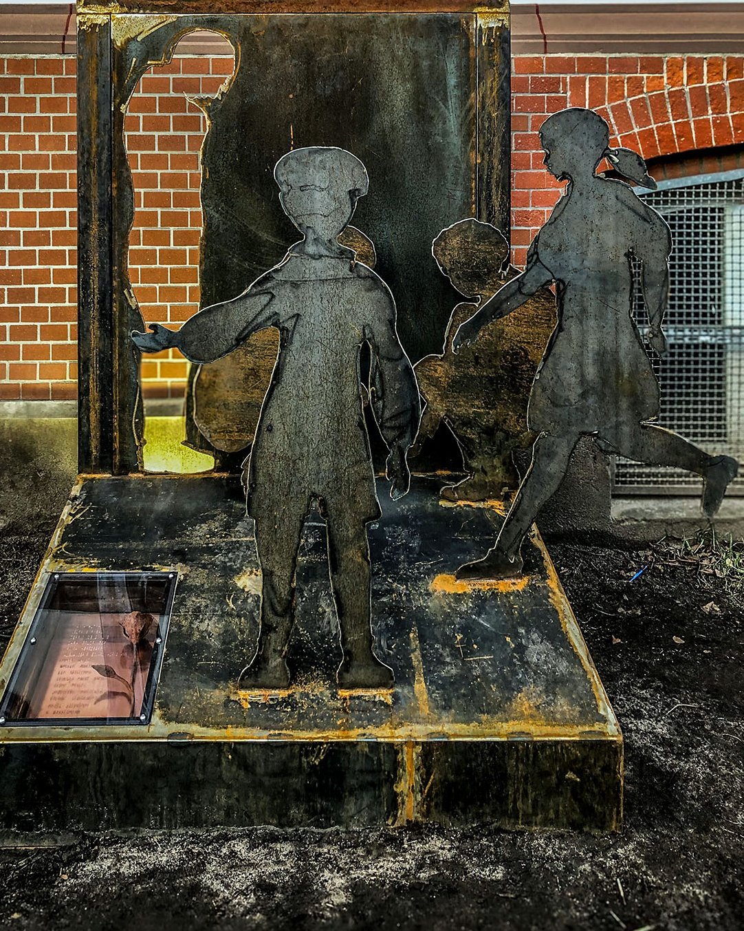 Das Denkmal am Bullenhuser Damm besteht aus Kinderfiguren aus Stahl 