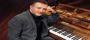 Mariusz Drzewicki am Flügel