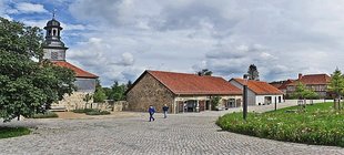 Klosterhof mit Gebäuden und Grünfläche