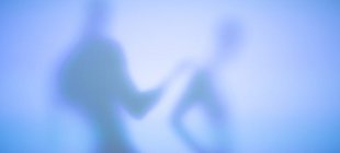 Schemenhaftes Bild zweier Personen, eine behandelt den Rücken der anderen