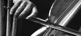 Hand mit Bogen am Cello