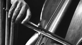 Hand mit Bogen am Cello