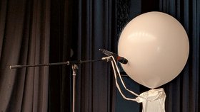 Kunstfigur mit Luftballonkopf  beim Theaterfestival auf der Bühne des Augustinum Bad Soden