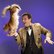 Leonid Beljakov und seinen Hund zeigen einen Trick.
