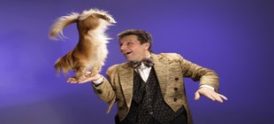 Leonid Beljakov und seinen Hund zeigen einen Trick.
