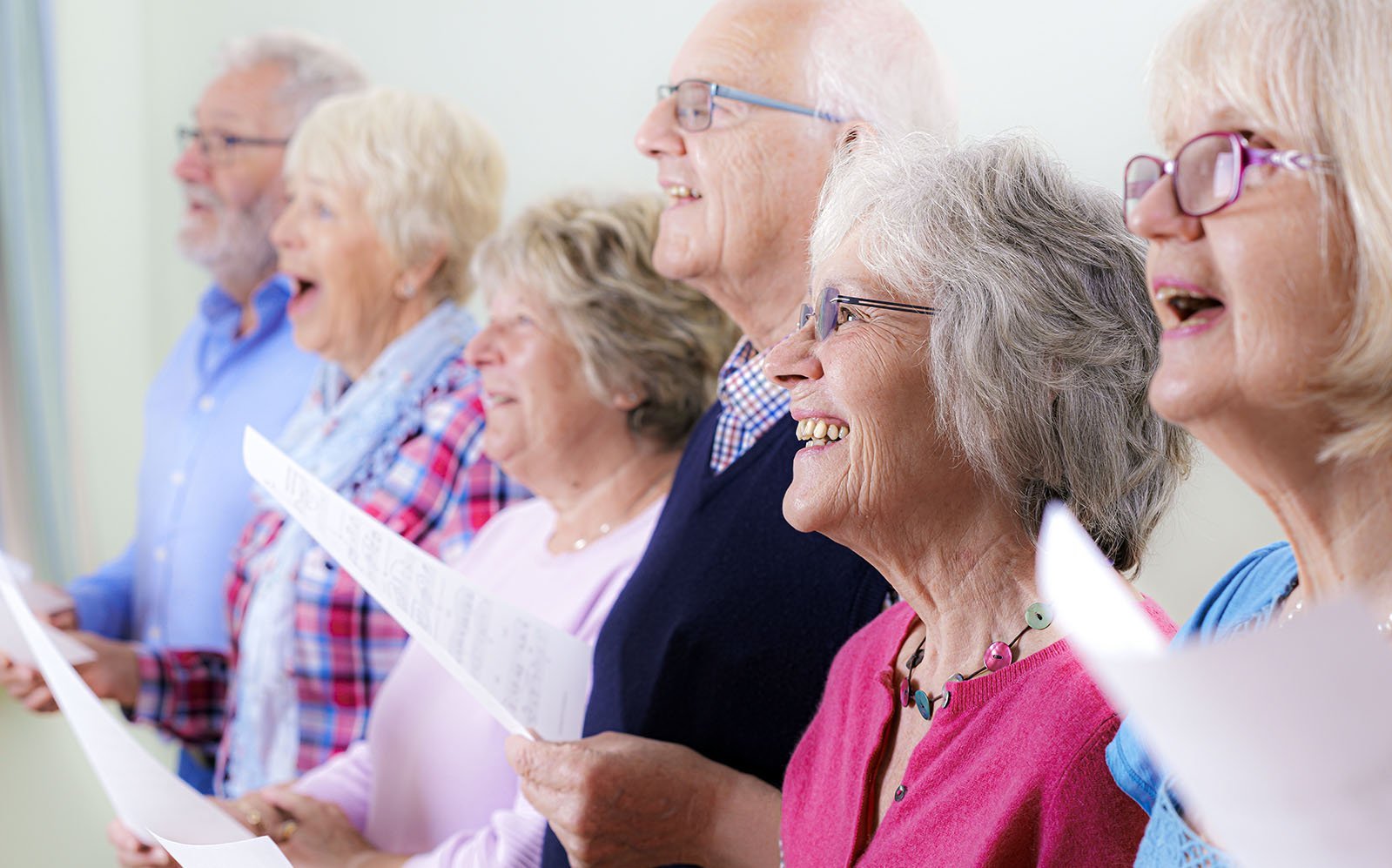 ältere Menschen singen im Chor