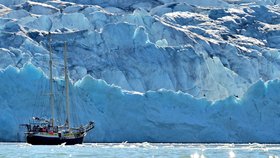 Schiff vor Eisberg