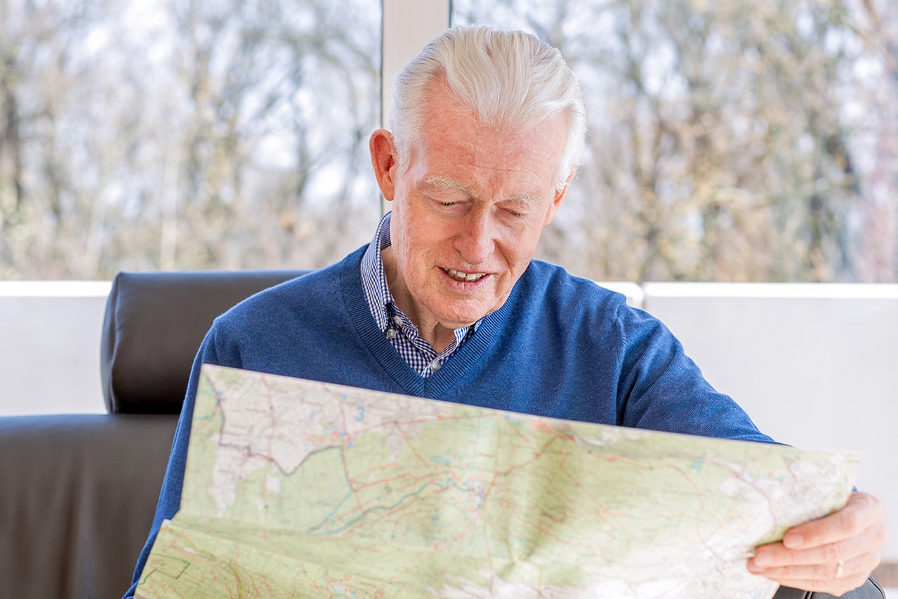 Peter Beiling mit aufgeschlagener Landkarte