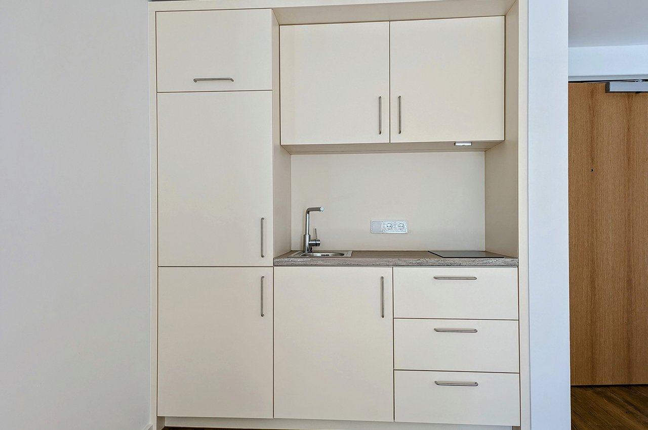 Küchenzeile in einer 49 Quadratmeter großen Wohnung im Augustinum München-Neufriedenheim