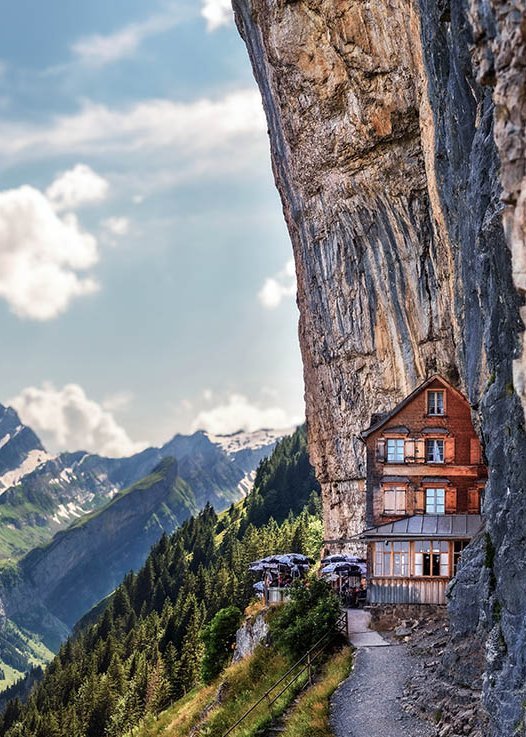 pitoreske Berghütte in den Schweizer Alpen direkt an den Felsen gebaut