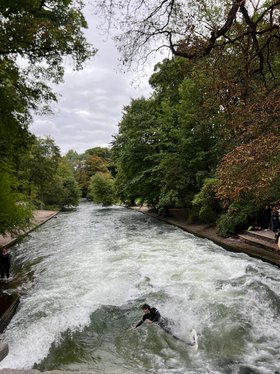 Eisbachwelle in München