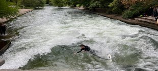 Eisbachwelle in München