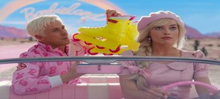 Filmszene mit Barbie und Ken im Auto 
