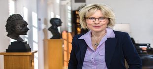 Portrait der Autorin Karina Urbach 