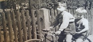 Zwei Jungs auf dem Fahrrad