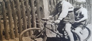 Zwei Jungs auf dem Fahrrad