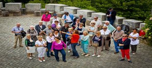 Eine Gruppe von Senior*innen bei einem Ausflug