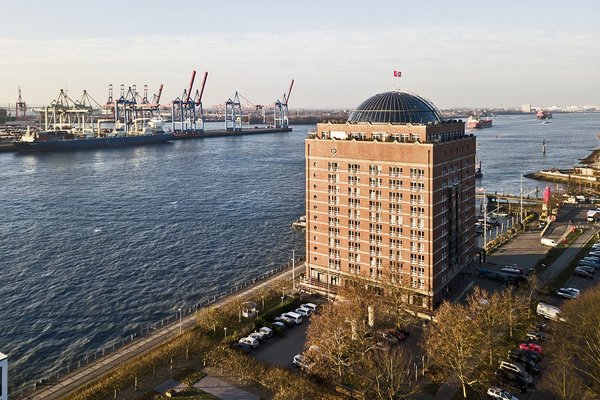 Das Augustinum Hamburg direkt neben der Elbe von oben 