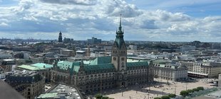 Foto mit Blick auf das Hamburger Rathas
