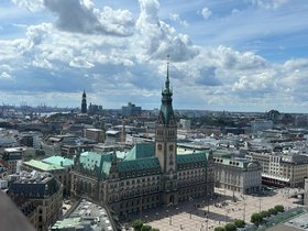 Foto mit Blick auf das Hamburger Rathas