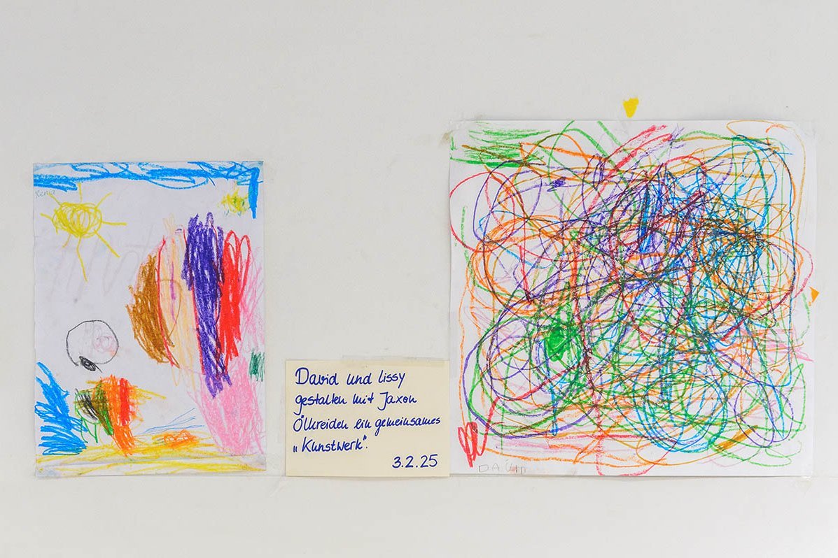 Kinderbilder hängen im Flur
