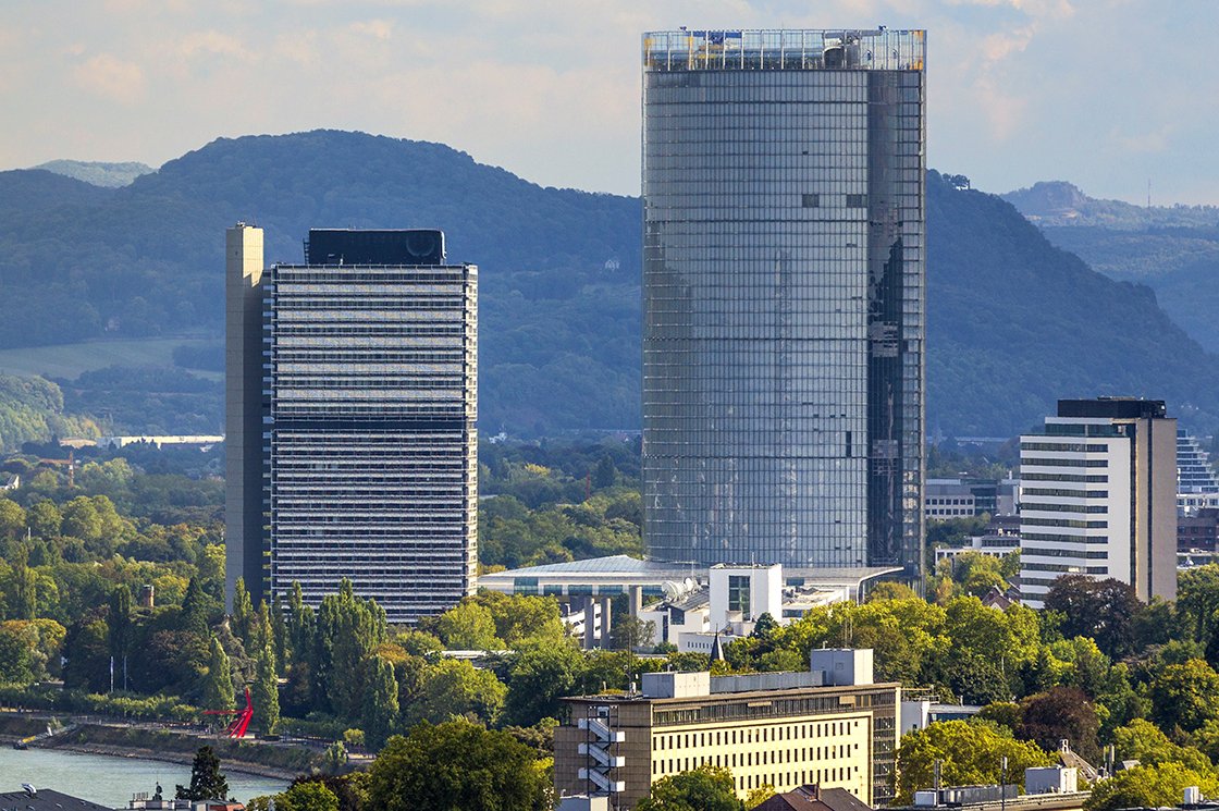 Der Post-Tower und der „Lange Eugen“, das ehemalige Abgeordnetenhochhaus des Deutschen Bundestages, sind Landmarken des modernen Bonn. 