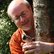 Uwe Westphal mit Vogel in der Hand