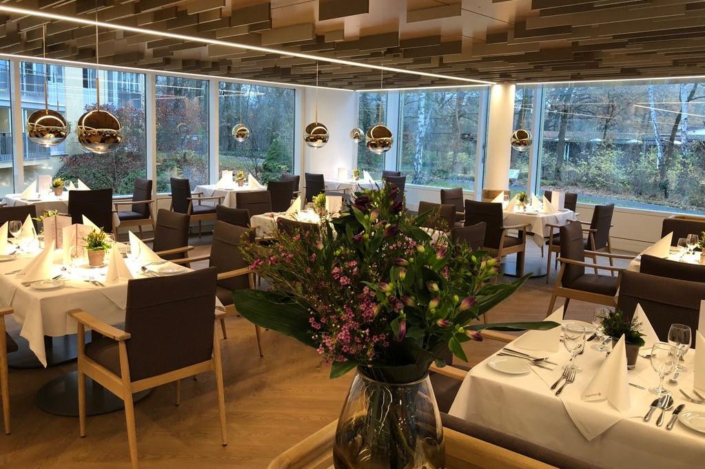 Mittags wählen Sie aus der Menükarte spontan direkt am Tisch, worauf Sie Appetit haben. Mittags wählen Sie aus der Menükarte spontan direkt am Tisch, worauf Sie Appetit haben.