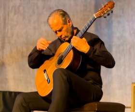 Mann mit Gitarre