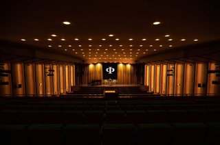 Augustinum Mölln Kultur und Aktivitäten Ein großer Theatersaal und vorne das Augustinum-Phi