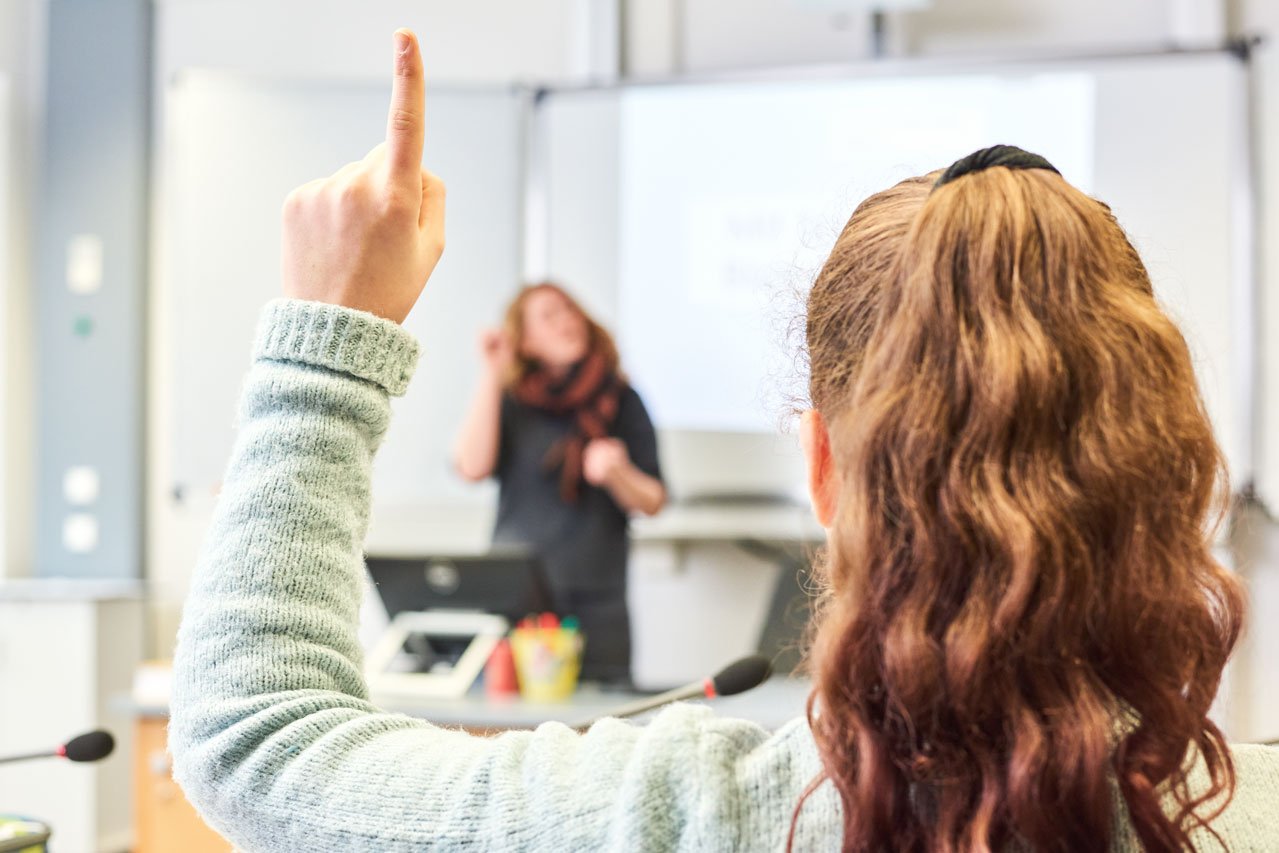 Eine Lehrerin der Samuel-Heinicke-Realschule ruft eine Schülerin auf, die sich meldet